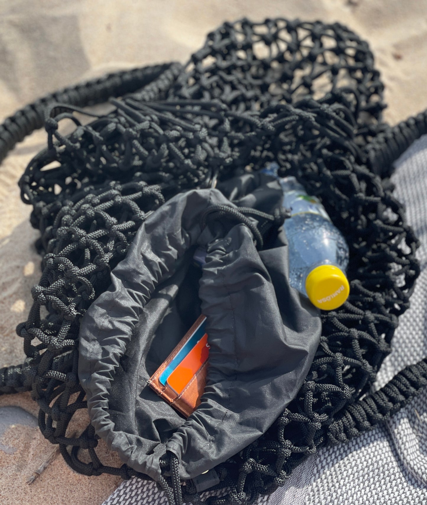 Inner bag, to store your smaller items, made in the same recycled material.